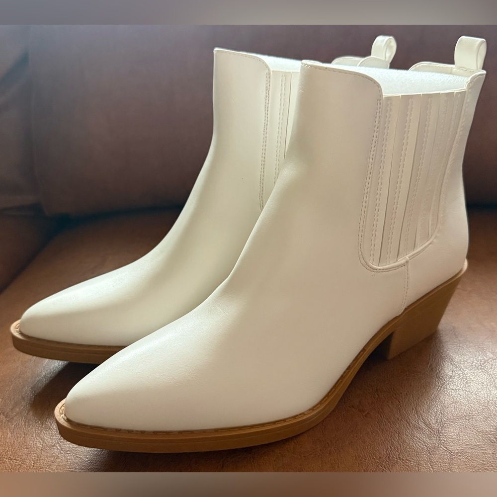 !D!FU White Pointed Toe Chelsea Ankle Boots Block Heel Women’s 8.5 NWOB - Picture 3 of 9